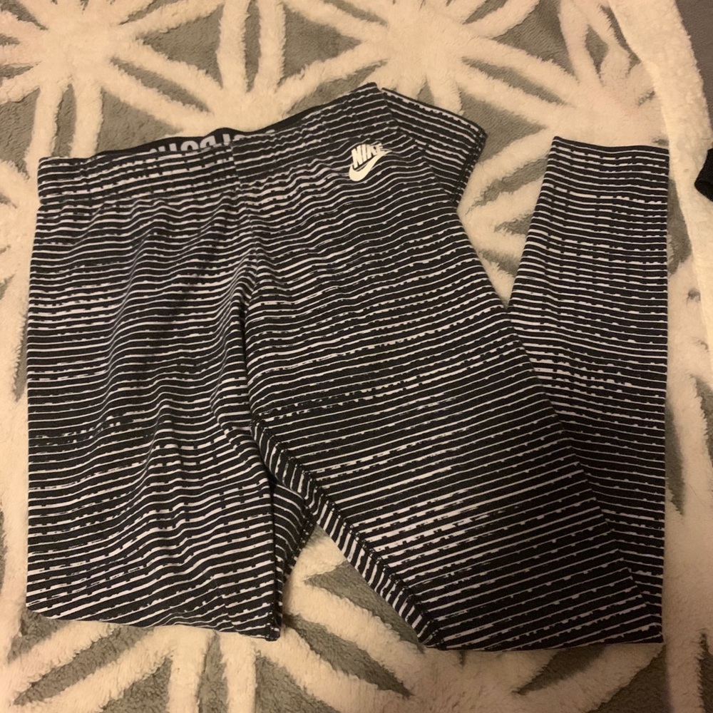 SMALL NIKE LEGGINGS